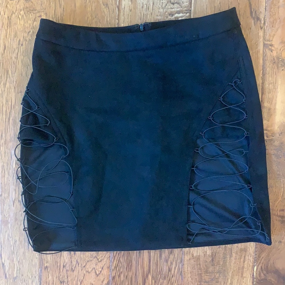Fashion Nova skirt. NEVER WORN. TAG. Medium